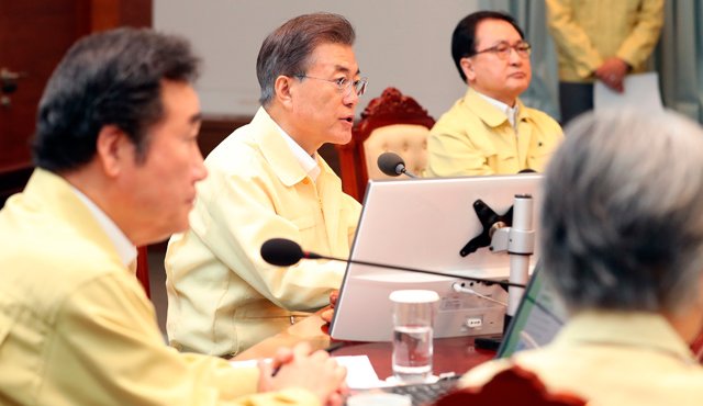 El presidente de Corea del Sur, Moon Jae-in (centro), preside una reunión del gabinete en la Casa Azul, la residencia presidencial en Seúl, este lunes. AP