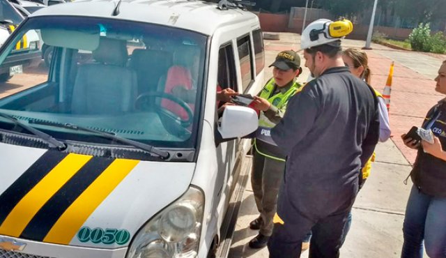 A partir de hoy, la Policía de Tránsito emprende una estrategia para verificar el lleno de los resiquisitos por parte de las empresas y conductores que prestan el servico de transporte escolar en Cúcuta. Orlando Carvajal