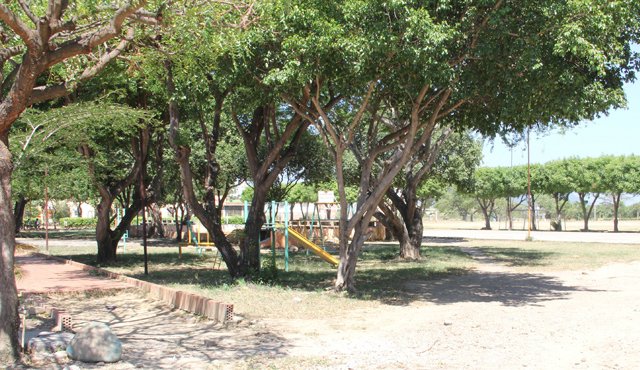 Este es el parque de Niza, donde los vecinos están molestos porque a diario una pandilla de viciosos hace presencia para fumar marihuana cuando los niños llegan a practicar deporte. César Obando