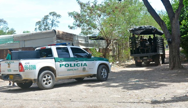 Uniformados de la Policía Metropolitana custodiaron en la mañana de ayer la ribera del río, en medio de la trocha conocida como Los Mangos. Edinsson Figueroa