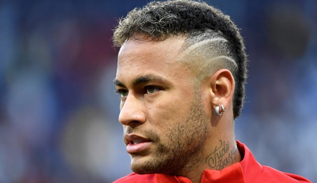 El Barcelona de España demandó este martes a Neymar, recién transferido al PSG. AFP