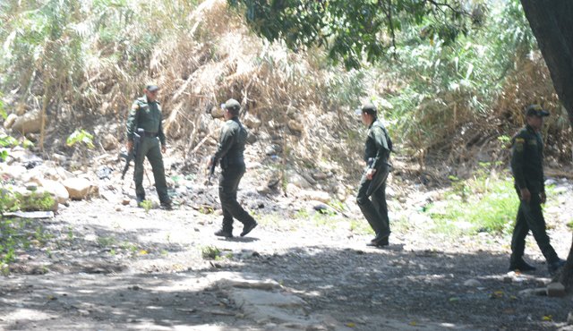 Uniformados de la Policía se desplegaron en las orillas del río Táchira, cerca al puente internacional. Edinsson Figueroa
