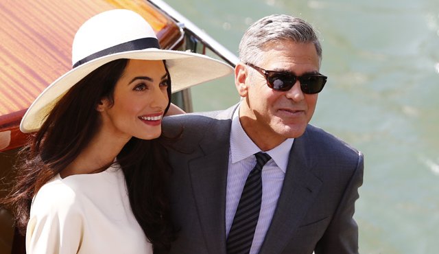 George Clooney y su esposa Amal. AFP