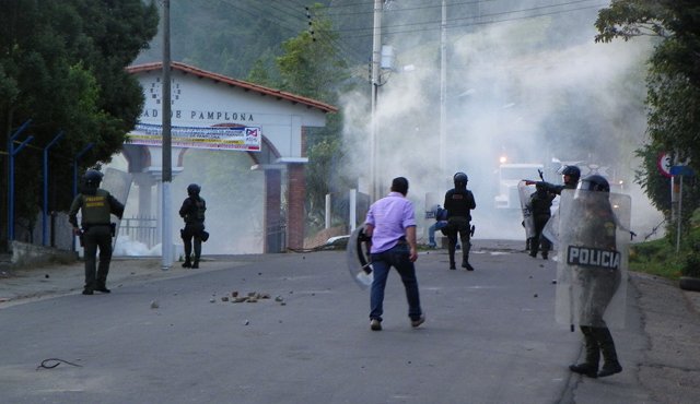 Con las modificaciones planteadas se busca que los explosivos o papas bombas no sean utilizadas al interior de la Universidad. Archivo La Opinión