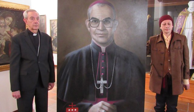 El arzobispo de Pamplona, Luis Madrid Merlano, acompañado del pintor Víctor Maldonado Villamizar. Ellos enseñan el cuadro del sacerdote Jesús Emilio Jaramillo Monsalve. Roberto Ospino