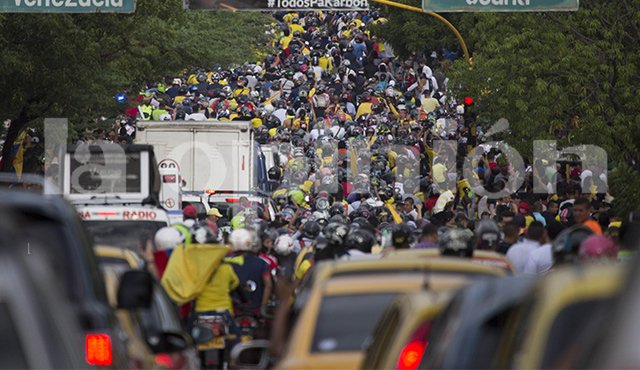 La afición cucuteña inundó las calles de la ciudad, acompañando a la Selección desde el Aeropuerto hasta su salida hacia Venezuela. Juan Pablo Cohen