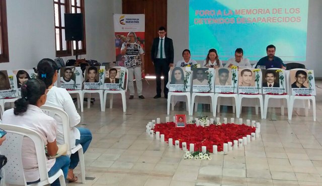 Cerca de 30 personas realizaron el acto simbólico con el fin de dejar claro que aún siguen vivos para ellos. Unidad de Víctimas