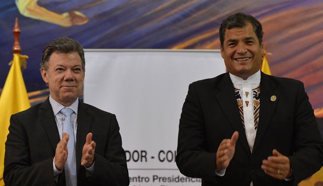El presidente de Ecuador,Rafael Correa (derecha), quien aparece con el presidnte Juan Manuel Santos