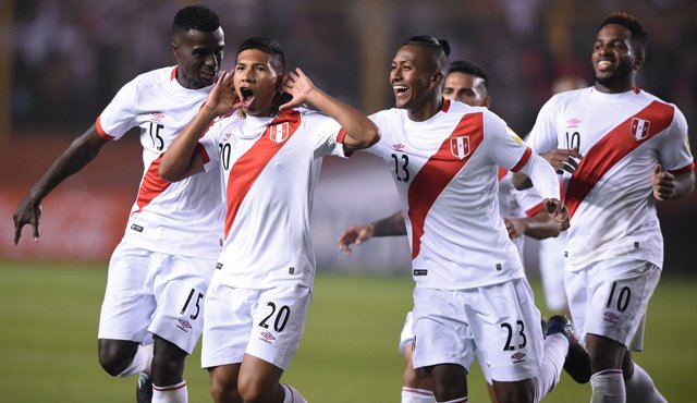 El jugador de Perú, Edison Flores, celebra después de anotar un gol en el arco de Bolivia. AFP