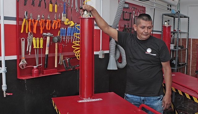 Los motociclistas cuentan desde el lunes, en Cúcuta, con tres centros de servicios para esos vehículos, los cuales son atendidos y manejados por antiguos pimpineros. Mario Caicedo