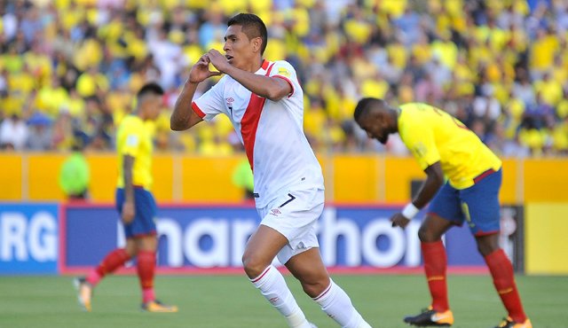 Paolo Hurtado festeja tras anotar un gol para Perú en el partido contra Ecuador por las eliminatorias del Mundial. AP