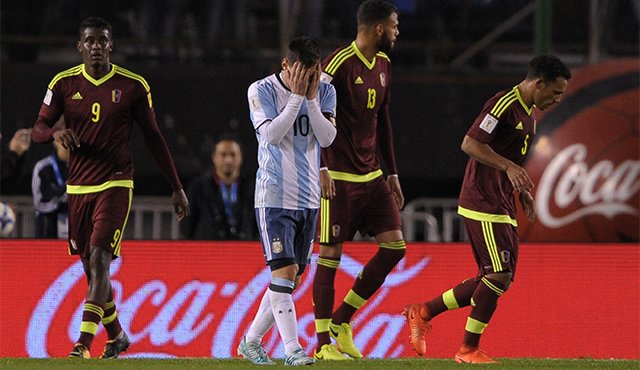 Restan jugarse dos fechas y en la próxima, los argentinos recibirán en su reducto a Perú, un rival directo en la lucha por clasificarse. AFP