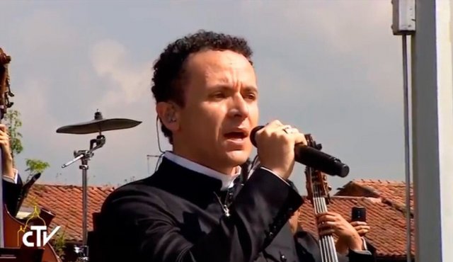 Acompañado de la Orquesta Sinfónica Nacional de Colombia interpretó el himno nacional Foto tomada de Twitter @JuanAbelG