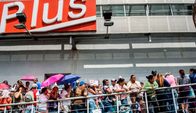 La escasez de alimentos es propiciada por la falta de dólares para importar productos, lo que ha generado largas filas en los supermercados de Venezuela. Archivo
