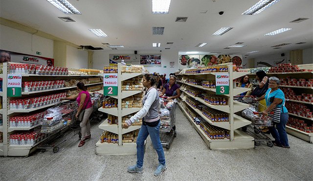El presidente, Nicolás Maduro, ordenó poner en marcha un nuevo sistema para establecer el precio máximo de 50 productos y servicios básicos, cuyo cumplimiento será vigilado por “fiscales populares”. Archivo