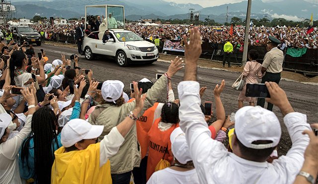 El papa Francisco arribó en el papamóvil a Catama en donde fue recibido por la guardia indígena y miles de personas que asistieron a la misa. AFP