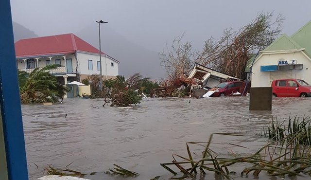 Irma, hasta hace poco de categoría 5, la máxima, llegó a generar vientos de 295 km/h durante más de 33 horas. AFP