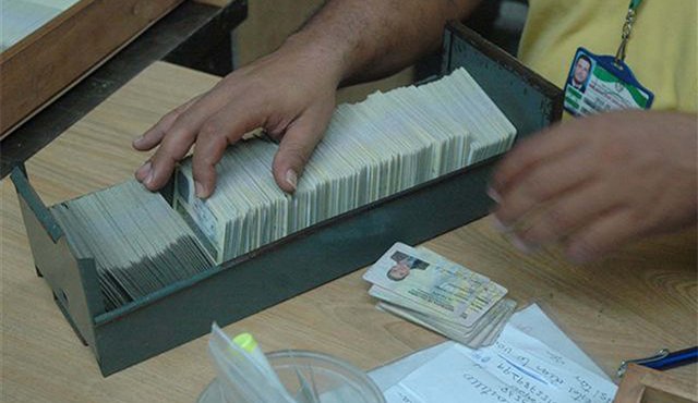 El proceso de producción de una cédula tarda en promedio de uno a cuatro meses y se podrá verificar si está lista, en la página web de la Registraduría. Archivo