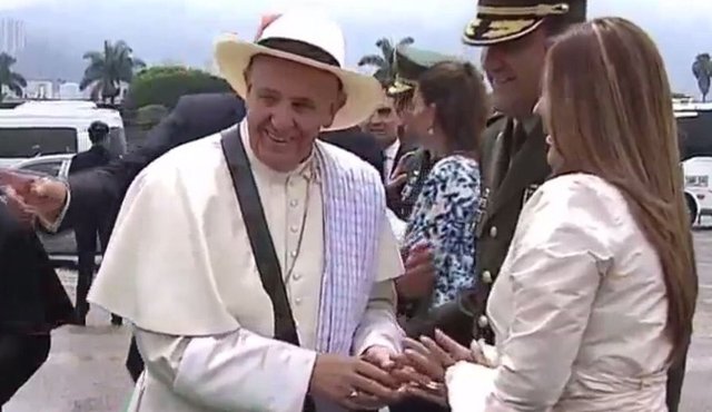 La caravana que acompaña al obispo de Roma se detuvo en varias oportunidades debido a que la multitud se acercó al coche papal para intentar saludar al pontífice. Tomada de Twitter