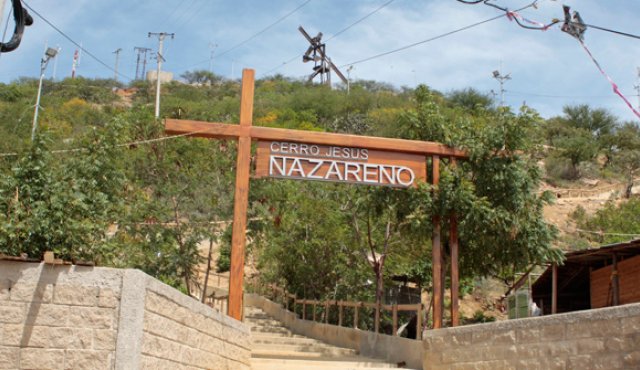 Al cerro se puede subir por el acceso peatonal que son escaleras y de manera vehicular por el barrio El Progreso, por donde la vía no está en muy buenas condiciones. Mario Caicedo