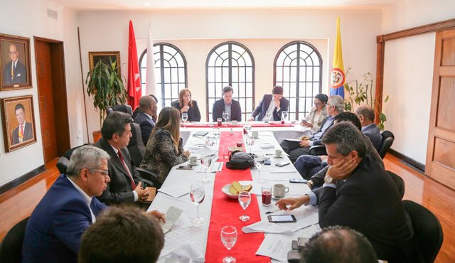 Las directivas del Partido Liberal se reunieron ayer con algunos de los precandidatos liberales para elegir el mecanismo de selección. Colprensa