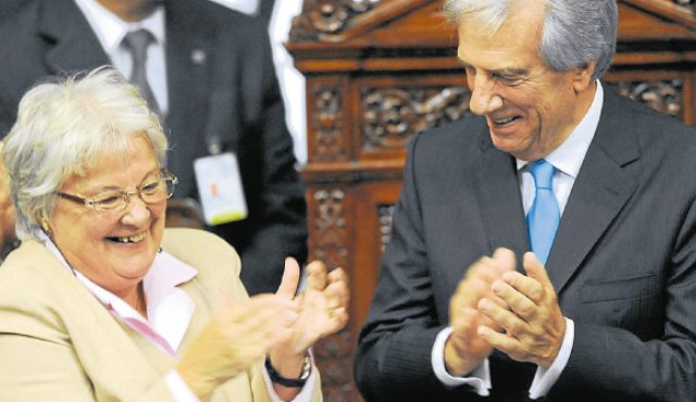 Lucía topolansky, senadora por el gobernante Frente Amplio, será quien entre a reemplazar al saliente vicepresidente Raúl Sendic. AFP