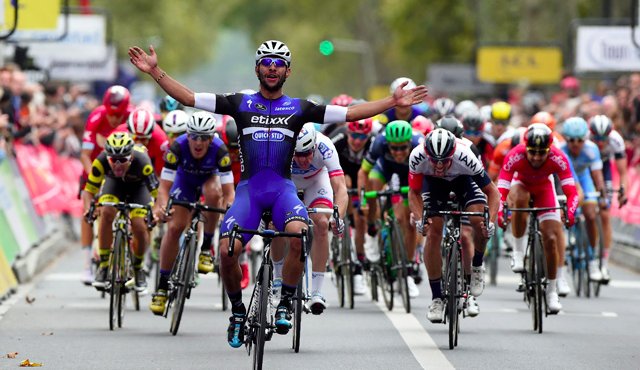Fernando Gaviria venció en el esprint final al holandés Dylan Groenewegen y al belga Jasper De Buyst. Archivo