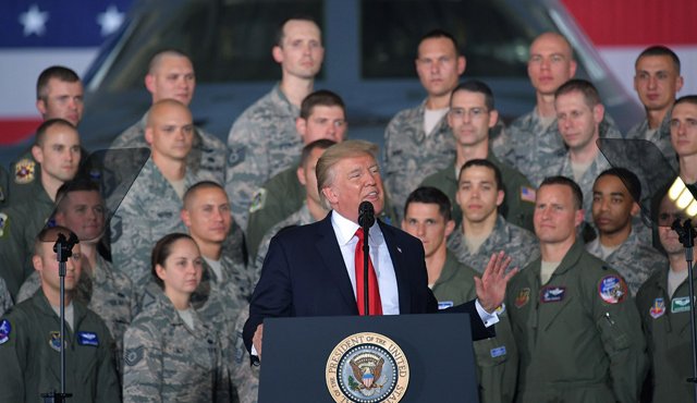Trump dio un breve discurso al personal de la Fuerza Aérea, luego de pasar revista a los principales aviones caza y bombarderos. AFP