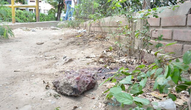 Esta piedra habría sido Utilizada por los agresores para terminar con la vida del joven de 22 años, que al parecer dormía en las calles de La Parada. Edisson Figueroa