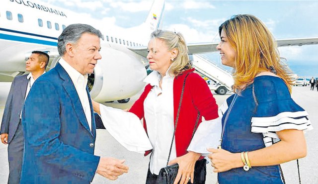 El presidente Juan Manuel Santos llegó a Nueva York para la Asamblea de la ONU, en donde fue recibido por la embajadora María Emma Mejía y la cónsul María Isabel Nieto. Presidencia