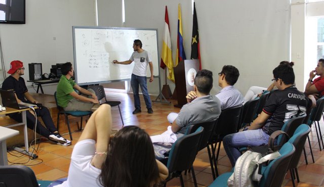 El representante de los estudiantes en la Universidad de Pamplona, Sergio Solarte, trabaja en la propuesta junto con un grupo de jóvenes. Cortesía