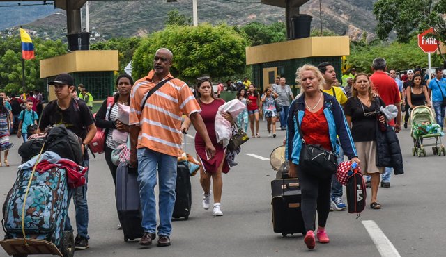 Aunque hay personal de salud atento al ingreso y salida de los puentes internacionales, falta más control del vecino país y vigilancia local por las trochas. Archivo