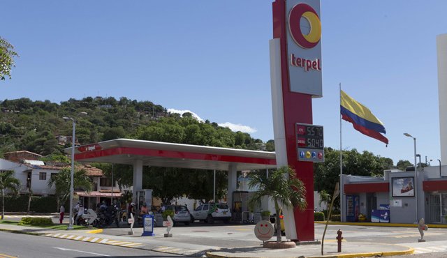 El consumo promedio mensual actual de gasolina y ACPM en las estaciones de servicio es de 7,5 millones de galones. El año pasado, la cifra alcanzó los 12 millones de galones mensuales. Archivo La Opinión