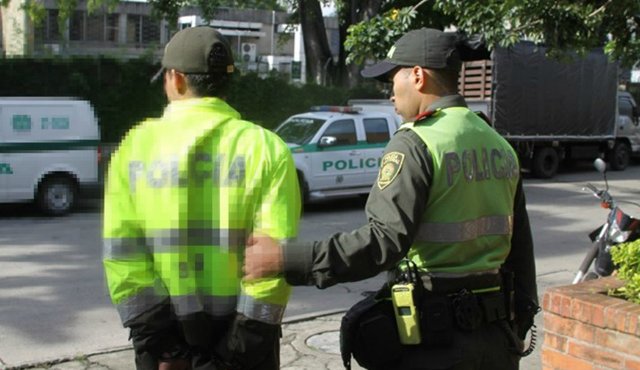 En uno de los casos, delincuentes vestidos como policías se robaron una caja fuerte con $25 millones en efectivo, joyas y varios relojes de una casa. Archivo