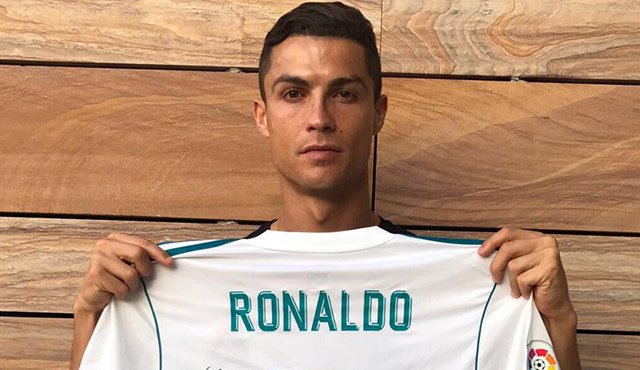 El futbolista mandó su mensaje de condolencias con una foto donde muestra su jersey del Real Madrid con una dedicatoria escrita a mano para el niño. Tomada de Twitter