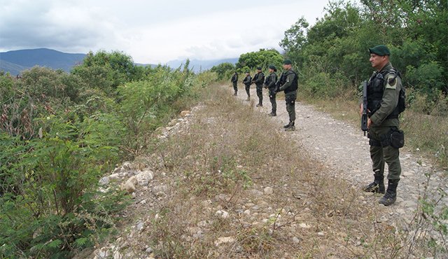 Los policías adelantan patrullajes de registro y control en las trochas y en los sectores concurridos del Municipio Histórico. Cortesía