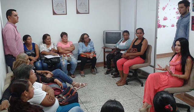 La Secretaría de Equidad y Género del municipio dialoga aquí con un grupo de mujeres de las asociaciones del sector rural, en un encuentro sostenido meses atrás en su despacho. Archivo