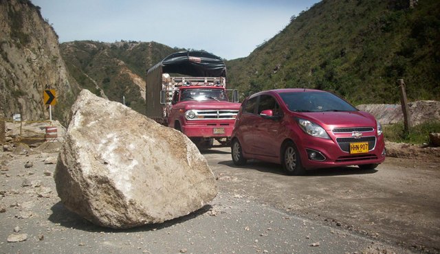 operarios de invías trabajan en la vía Ocaña-Cúcuta para habilitar el paso por derrumbes de tierra y de rocas. Javier Sarabia
