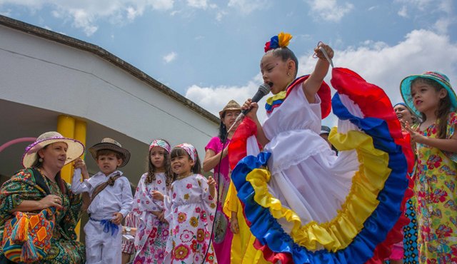 Niños y papás participaron del festival de colonias, donde los menores fueron los protagonistas de la jornada. Mario Caicedo