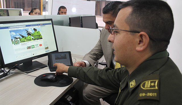 El intendente de la Policía Fermín Gélvez Caballero, un pamplonés, figura entre los fundadores de las redes sociales de la Policía Nacional, quien combate el crimen y ayuda a la comunidad desde una computadora. Cortesía