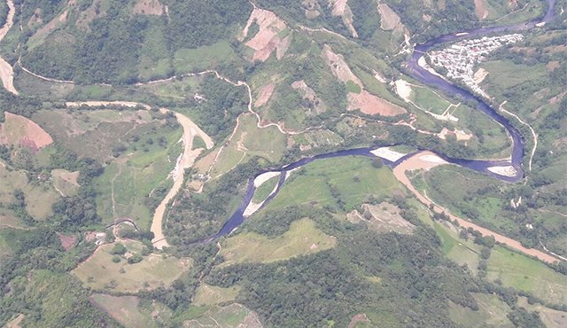 El crudo se ha extendido por el río rápidamente. Tomada de Twitter