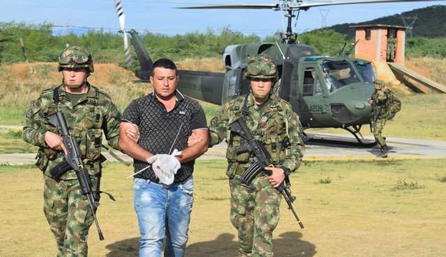 En poder de 'Teto' fue encontrado cuatro pistolas calibre 9 mm, 95 cartuchos calibre 9 mm, cinco proveedores para pistola 9 mm y cinco memorias USB. Ejército