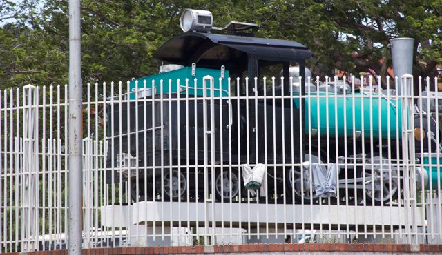 En la glorieta de la Terminal de Transportes, algunas personas usaron como cuerda de ropa las rejas de la locomotora. La Opinión