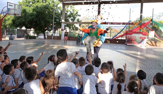 Los niños vinculados a la Asociación de Padres de Hogares Comunitarios Fami de San Martín, disfrutaron del espectáculo de Circo Medellín, en el coliseo cubierto del barrio. La Opinión