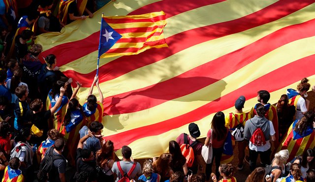 Cerca de 1.500 estudiantes de Tarragona, entre universitarios y alumnos de secundaria, se han manifestado por Tarragona a favor del referendo suspendido por el Tribunal Constitucional, sin que se hayan producido incidentes. AFP