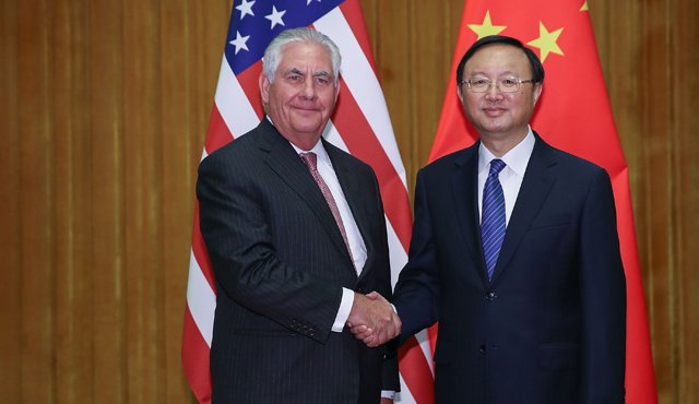 El secretario de Estado de Estados Unidos, Rex Tillerson (izquierda), estrecha la mano del concejal de Estado chino Yang Jiechi, antes de su reunión en el Gran Salón del Pueblo en Beijing, este sábado. AFP