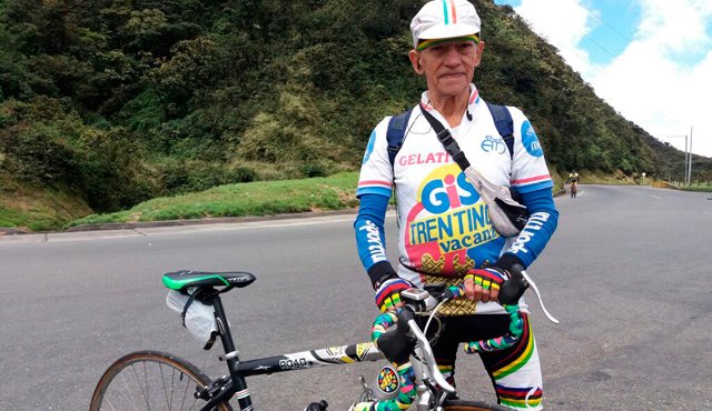 Euclides Garzón, de 71 años, sube en su ‘caballito de acero’ al mítico Alto de la Linea cada dos o tres meses, y acompaña a los ciclistas del Clásico RCN en cada uno de sus pasos por ese puerto de montaña. Colprensa
