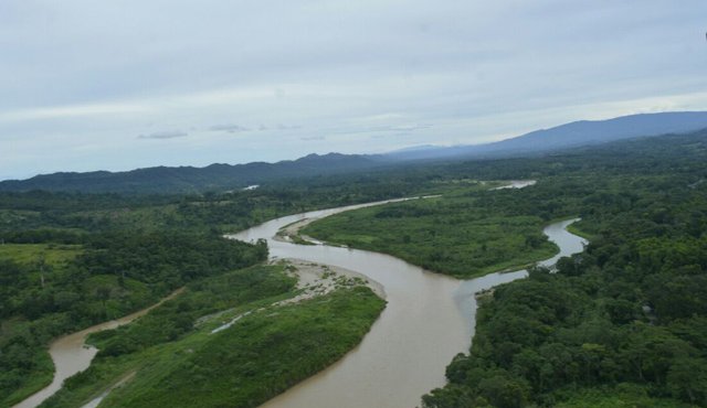 Un sobrevuelo permitió determinar que el río Catatumbo está en mejores condiciones luego del derrame de petróleo por el ataque al oleoducto en Teorama. Edisson Figueroa