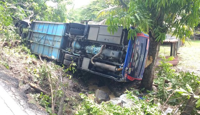 El bus afiliado a la empresa Copetran, quedó a un costado de la vía. Andrés González