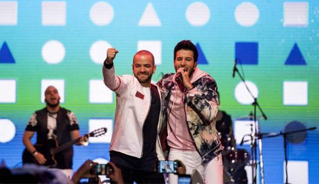 Nacho Mendoza y Sebastián Yatra interpretaron el éxito ‘Alguien robó’ en los Kids. Cortesía